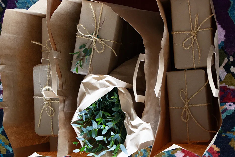 Empaques de regalo sin plastico. Papel manila + cuerda de yute + hojas decorativas.